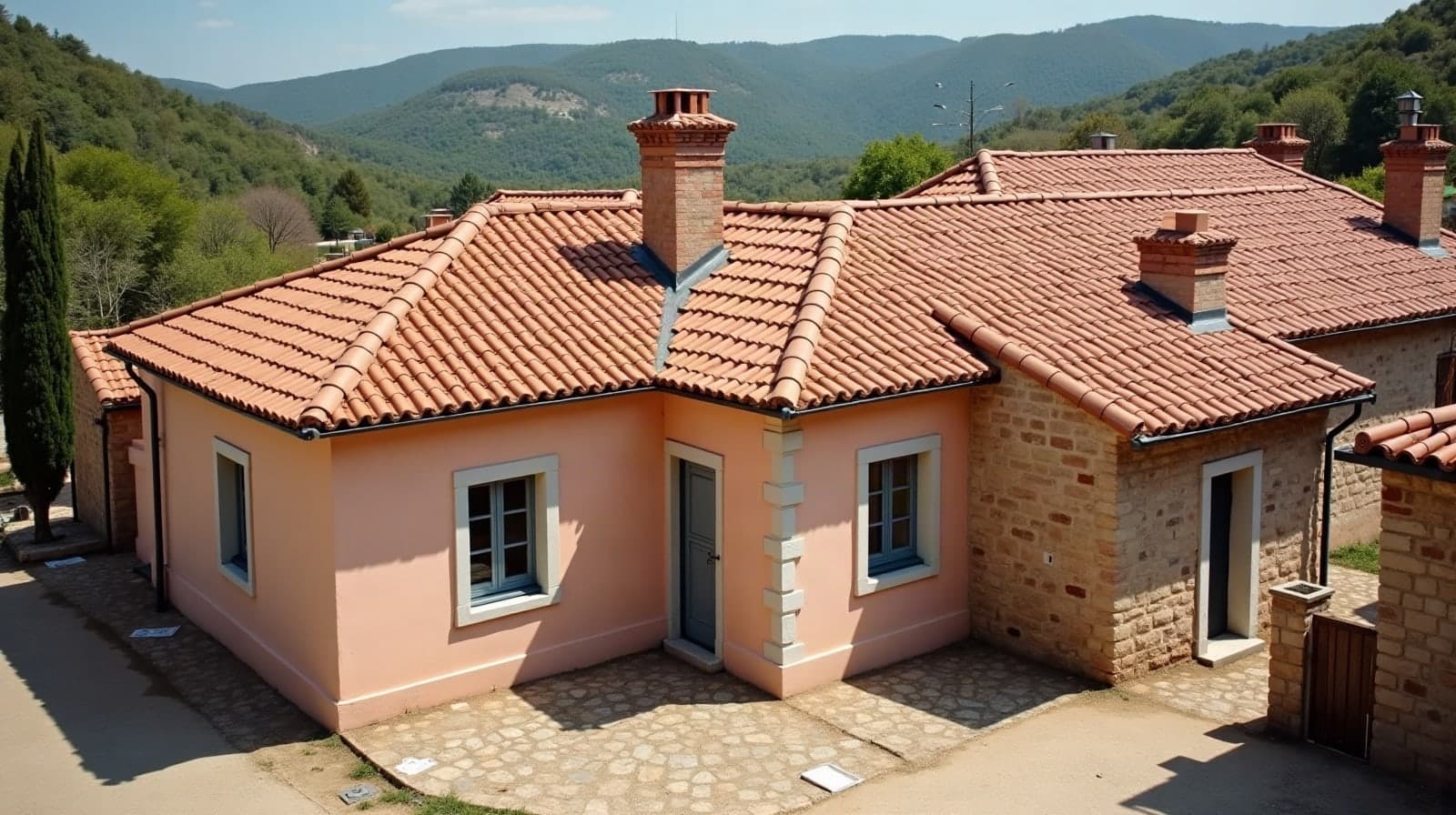 Toiture en tuile canal d'une maison de village à Saint-Étienne-de-Tulmont, vallée de l'Aveyron